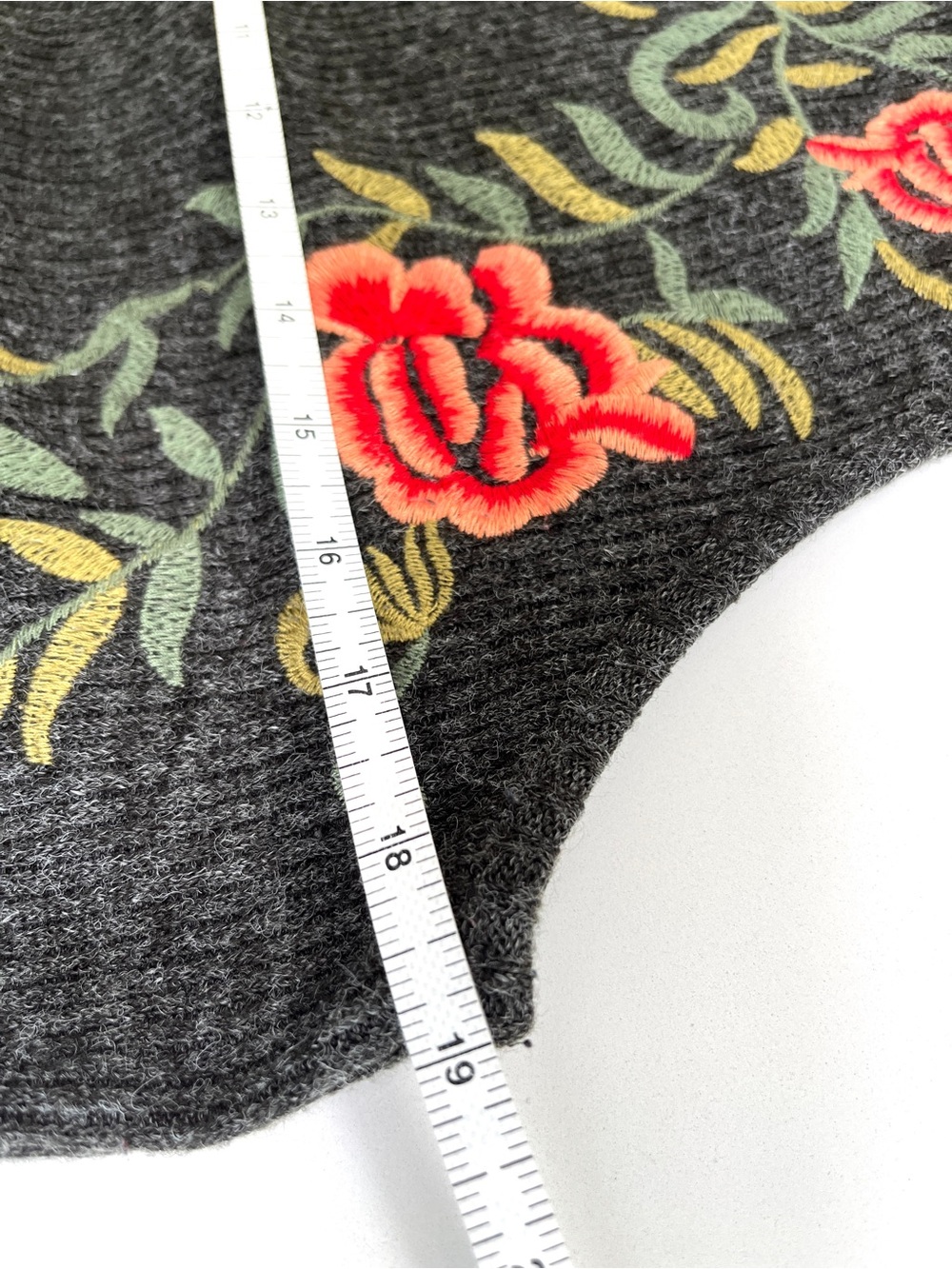 THML, knit tank top with roses. Size medium - Picture 4 of 8